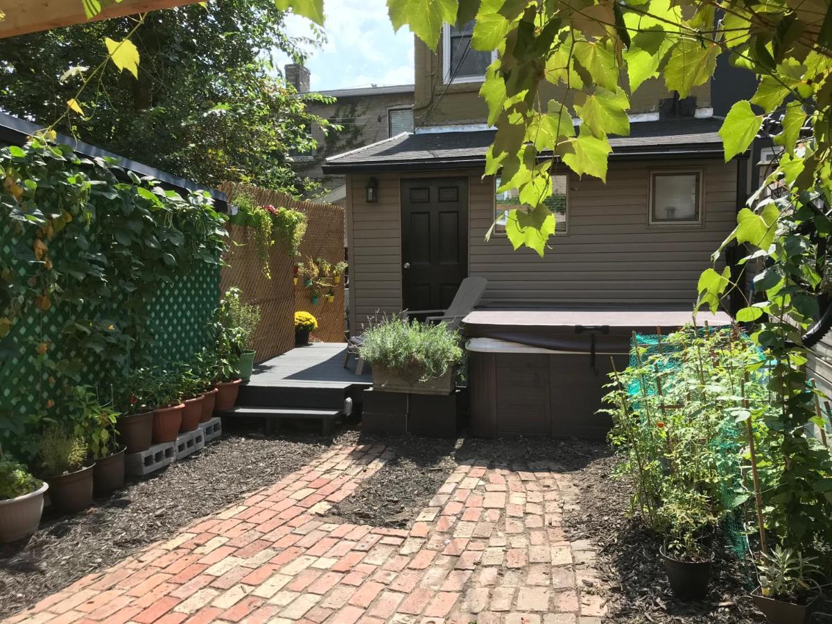 Love-Nest With Private Hot Tub Toronto Eksteriør billede