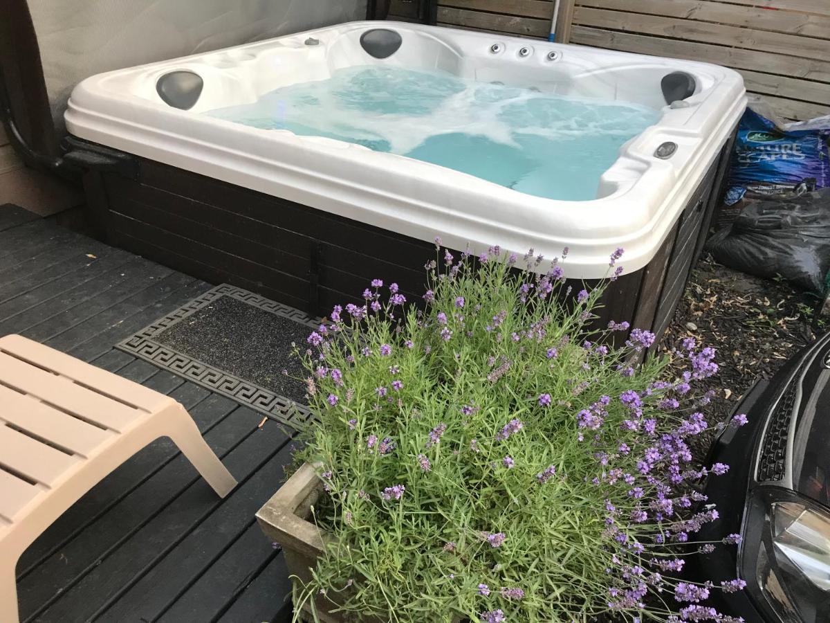 Love-Nest With Private Hot Tub Toronto Eksteriør billede