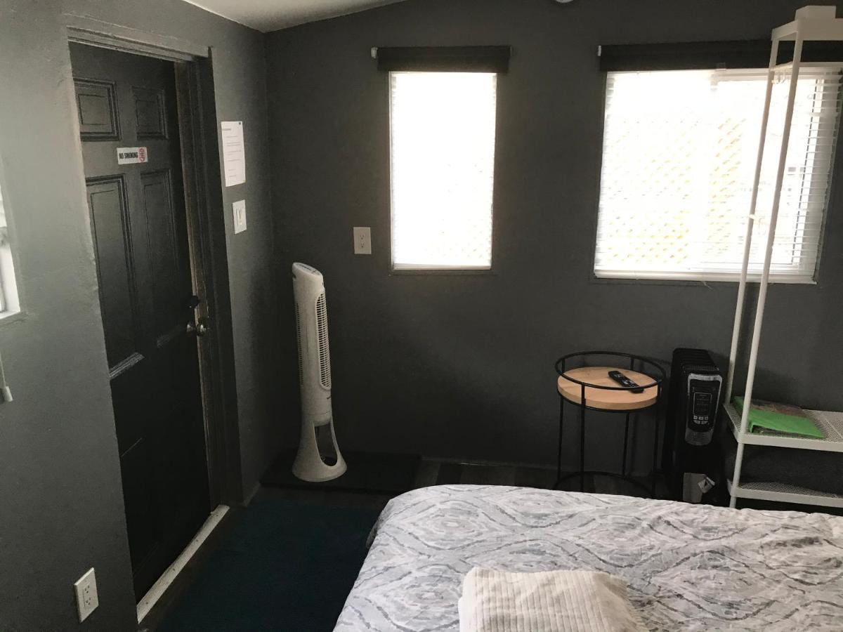 Love-Nest With Private Hot Tub Toronto Eksteriør billede