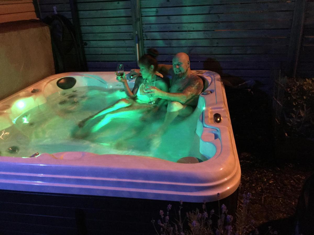 Love-Nest With Private Hot Tub Toronto Eksteriør billede
