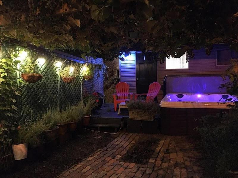 Love-Nest With Private Hot Tub Toronto Eksteriør billede